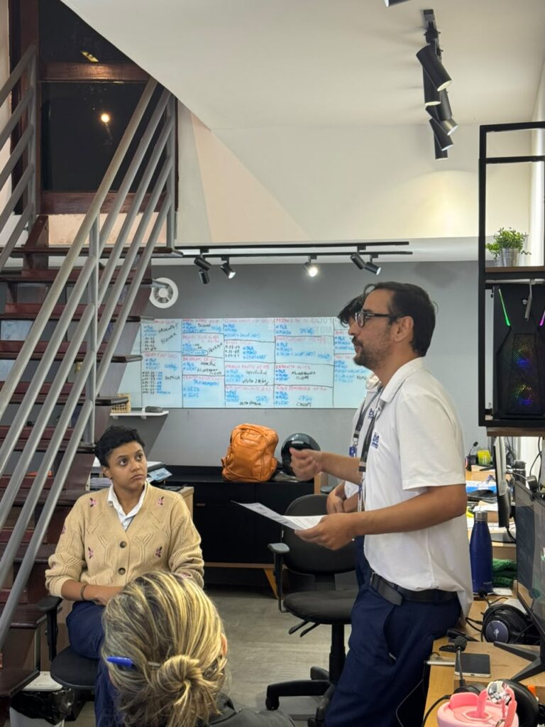 Equipe da Bioproteção reunida no escritório em Maceió, durante alinhamento diante do quadro de planejamento