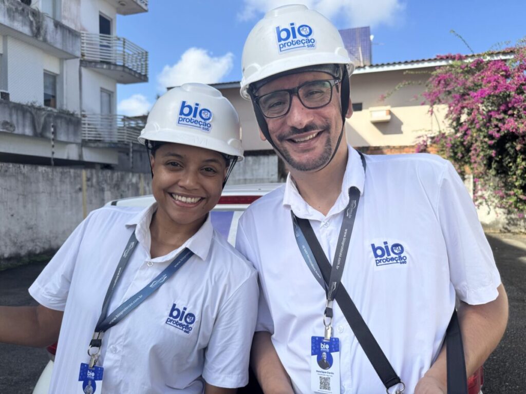 Técnicos de segurança do trabalho da Bioproteção com capacete, em campo em Maceió